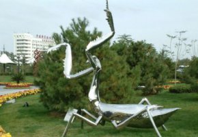 不锈钢螳螂雕塑2
