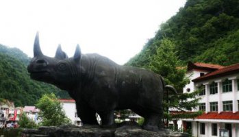 公园犀牛石雕-犀牛雕塑的公园
