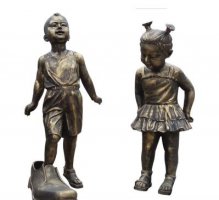 穿大鞋的儿童小品铜雕