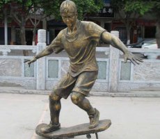 滑板少年铜雕-不锈钢青少年足球雕塑