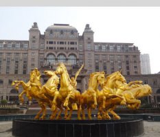 马动物铜雕-红黄色仿真蝴蝶彩绘树脂动物雕塑