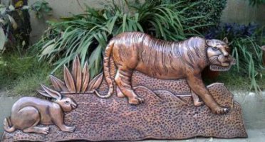 锻铜动物浮雕-仿真雪豹子玻璃钢动物雕塑景区广场小区草坪招财摆件