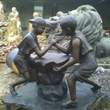 公园掰腕的儿童童趣铜雕