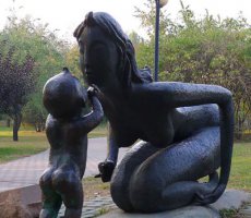 母子情深公园人物铜雕 
