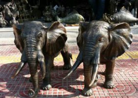 广场大象铜雕-大象坐板凳雕塑