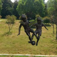 儿童踢足球铜雕塑