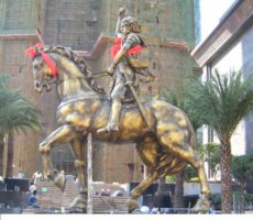 广场西方骑马战士纪念铜雕