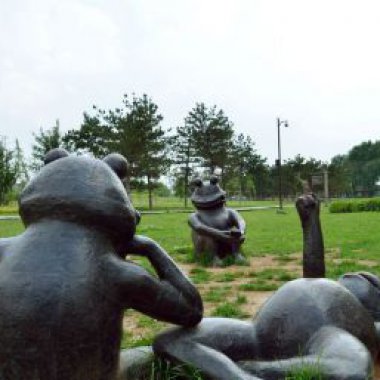 公园卡通青蛙铜雕 