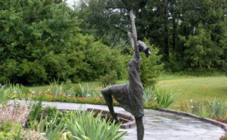唱歌跳舞的女孩人物公园铜雕
