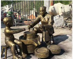 公园帮老人磨豆浆人物铜雕