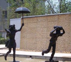 公园躲雨的小男孩和打伞的小女孩人物小品铜雕