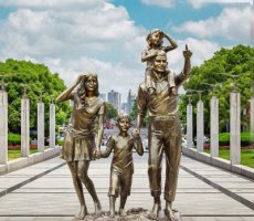 公园逛街幸福一家人铜雕