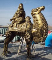 骑骆驼的女人广场景观铜雕