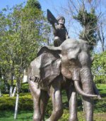 公园骑大象的人物小品铜雕