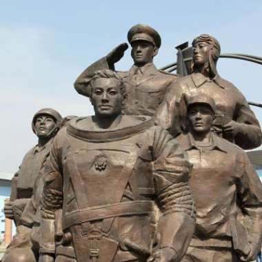 广场飞行员人物铜雕