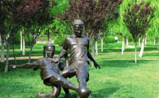 公园踢足球的人物铜雕