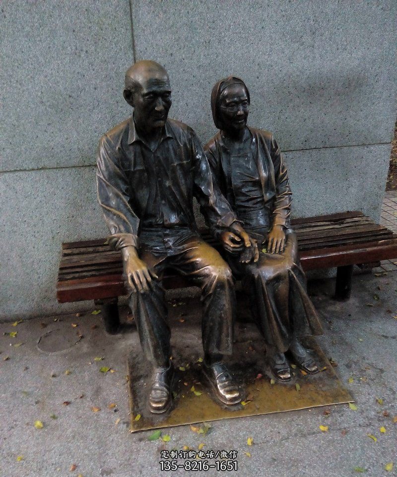 步行街坐在椅子上的老年夫妻小品铜雕