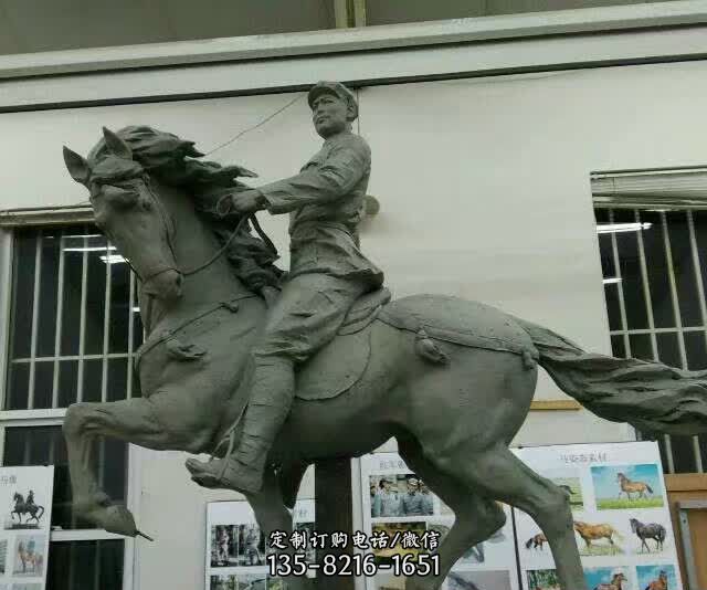 骑马红军石雕-敬礼警察玻璃钢卡通雕塑