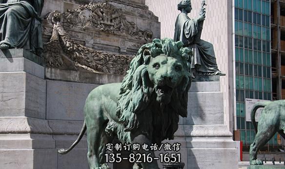 青铜狮子摆件-黑色的雕刻石狮子