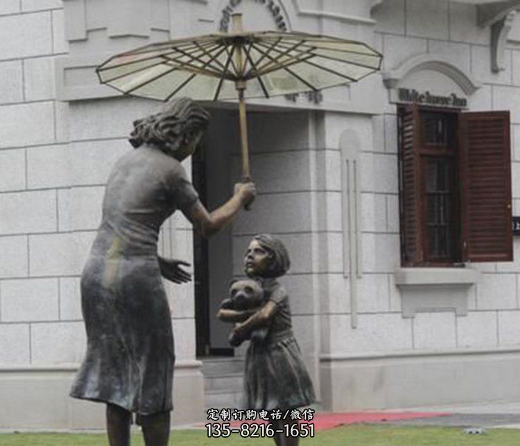 广场铜雕母子打伞人物雕塑
