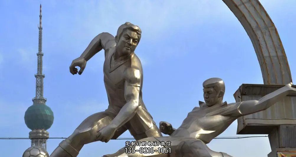 公园不锈钢踢足球的人物雕塑