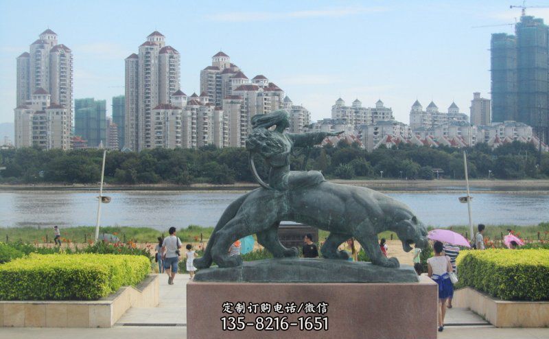 广场坐着狮子的女人景观铜雕