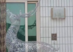 铁网镂空鹿雕塑