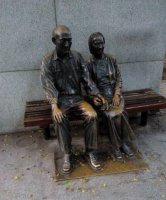 步行街坐在椅子上的老年夫妻小品铜雕