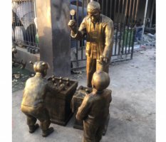 步行街卖玩具的人物小品铜雕