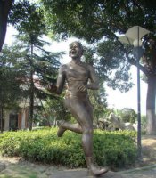 公园跑步的女人景观铜雕