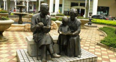 公园爷爷奶奶和小孙女看书小品铜雕