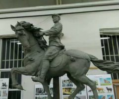 骑马红军石雕-敬礼警察玻璃钢卡通雕塑