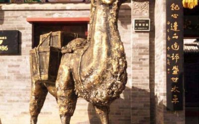 骆驼雕塑：沙漠中的文化艺术之旅