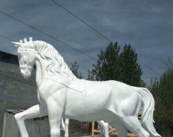 玻璃钢仿真白色的马