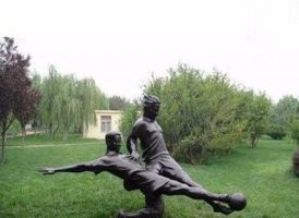 公园铜雕双人踢球人物雕塑
