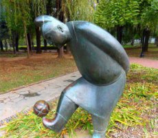 公园踢蹴鞠的古人小品铜雕