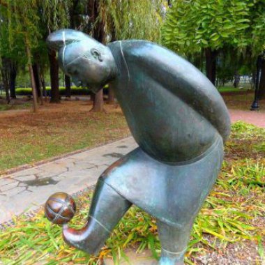 公园踢蹴鞠的古人小品铜雕