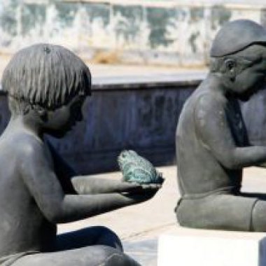 广场拿着青蛙的儿童景观铜雕