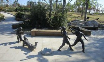 公园广场嬉戏玩耍的小孩情景铜雕雕塑