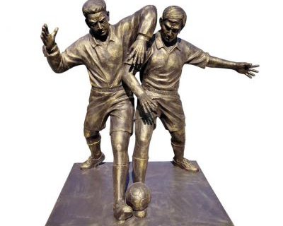 踢足球人物铜雕
