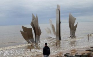 不锈钢抽象船帆海边景观雕塑