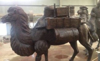 驮着东西的骆驼公园动物铜雕