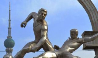 公园不锈钢踢足球的人物雕塑