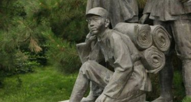 公园背着被子的八路军人物铜雕
