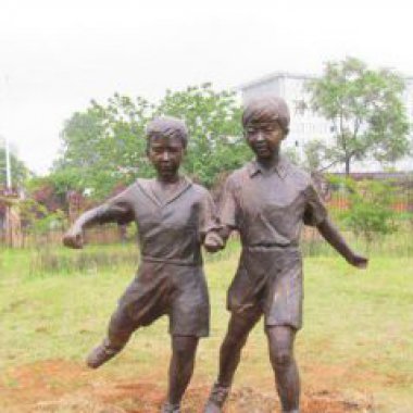 踢足球公园人物铜雕