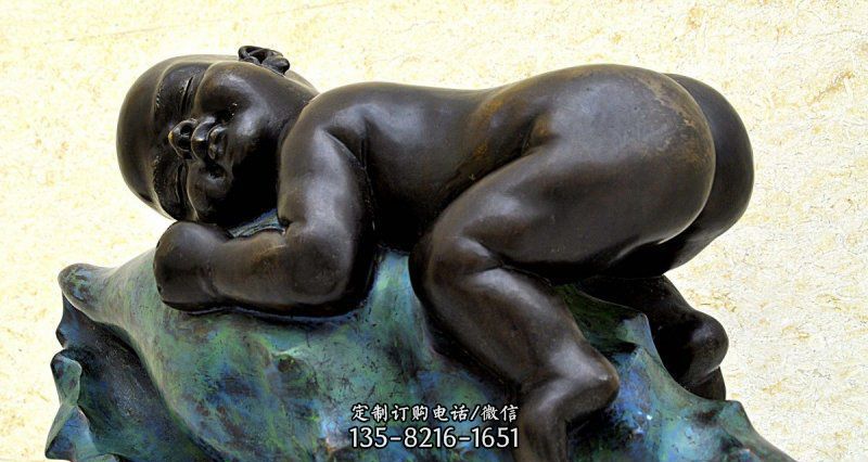 公园趴在石头上睡觉的小男孩景观铜雕