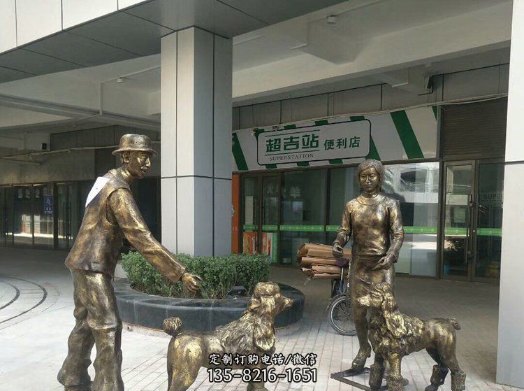 广场铜雕遛狗人物雕塑