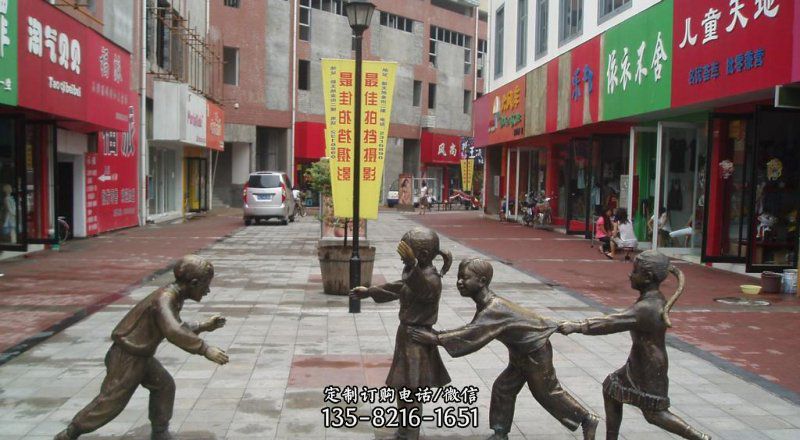 理塘县老人和儿童雕塑