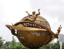 铜雕镂空圆球和几何人物