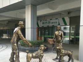 广场铜雕遛狗人物雕塑